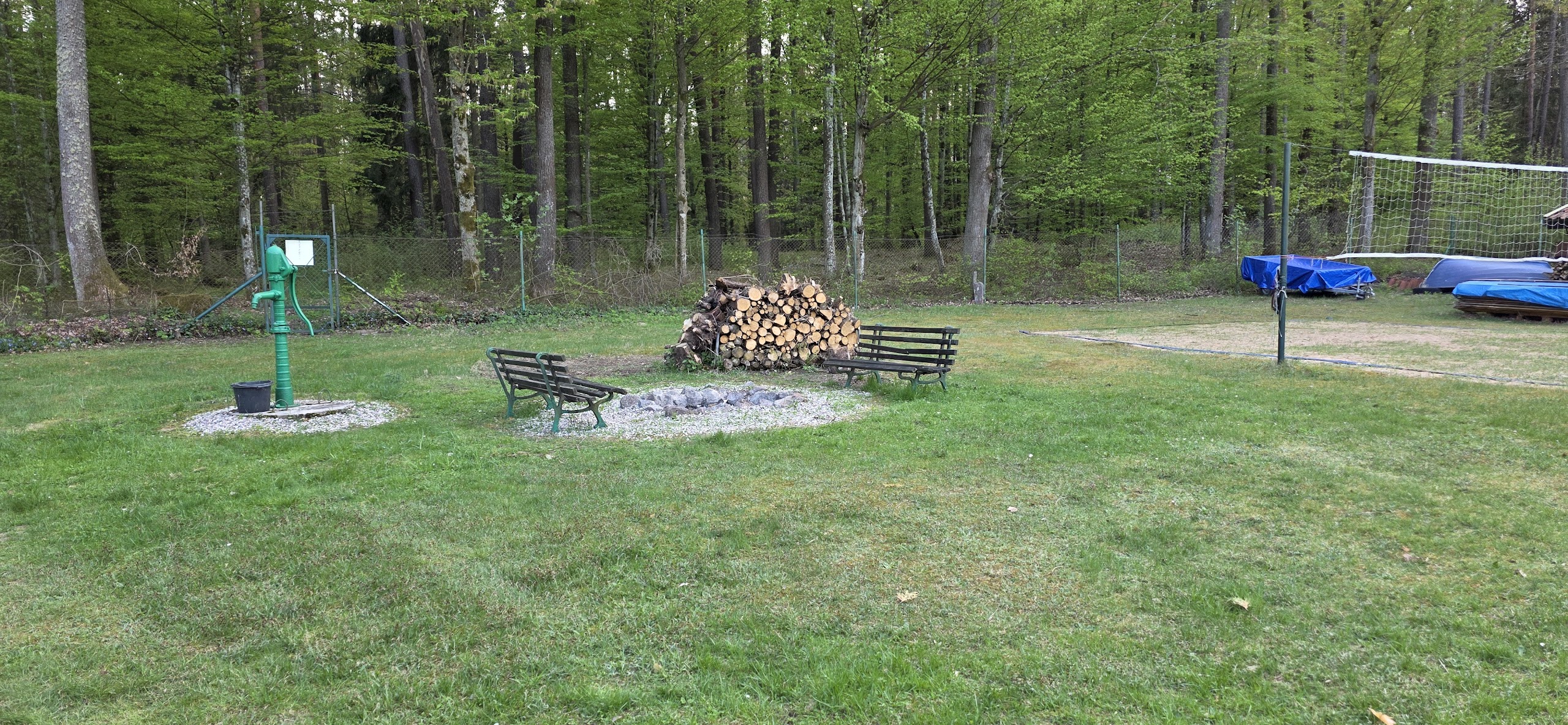 Miejsce na ognisko z ławkami i boiskiem