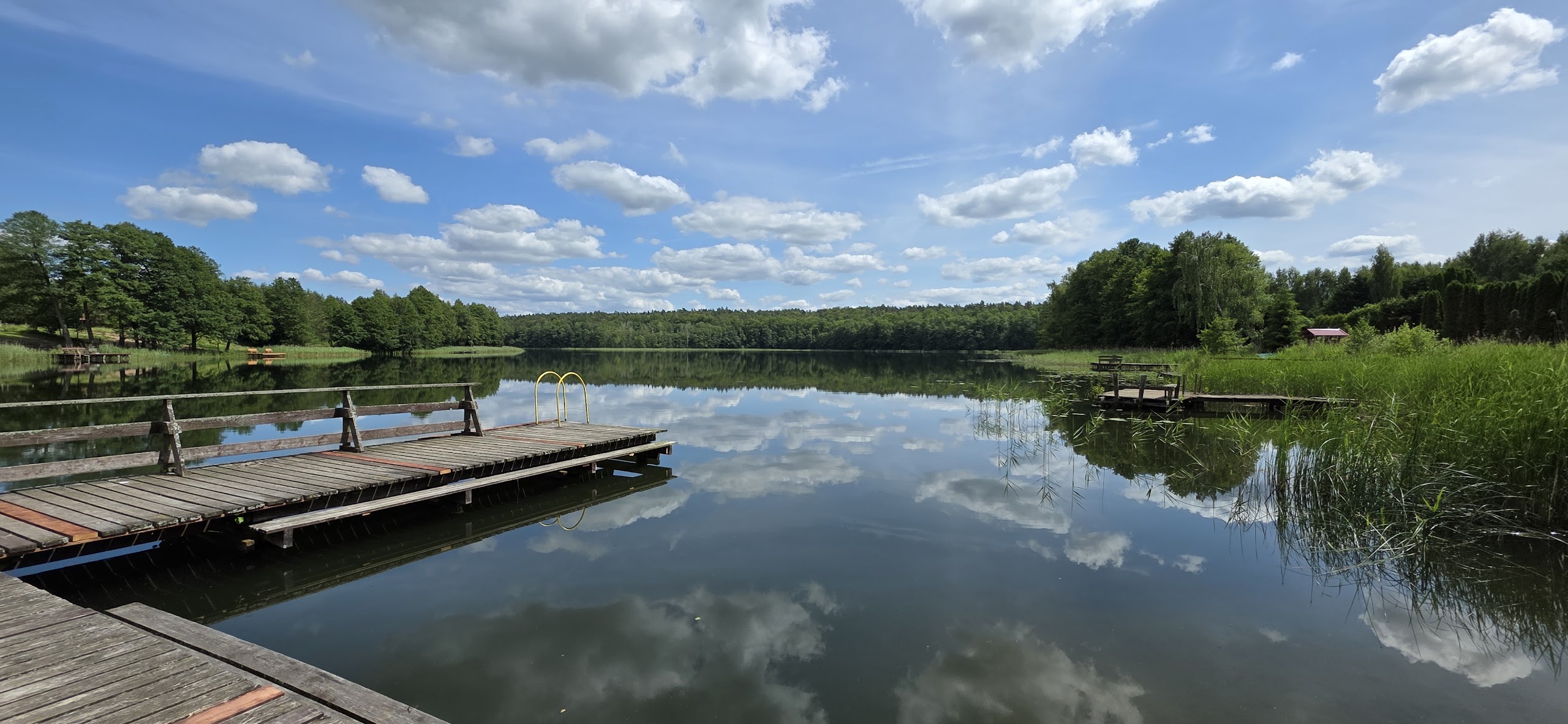 Kąpielisko nad jeziorem – pomost i odbicia chmur