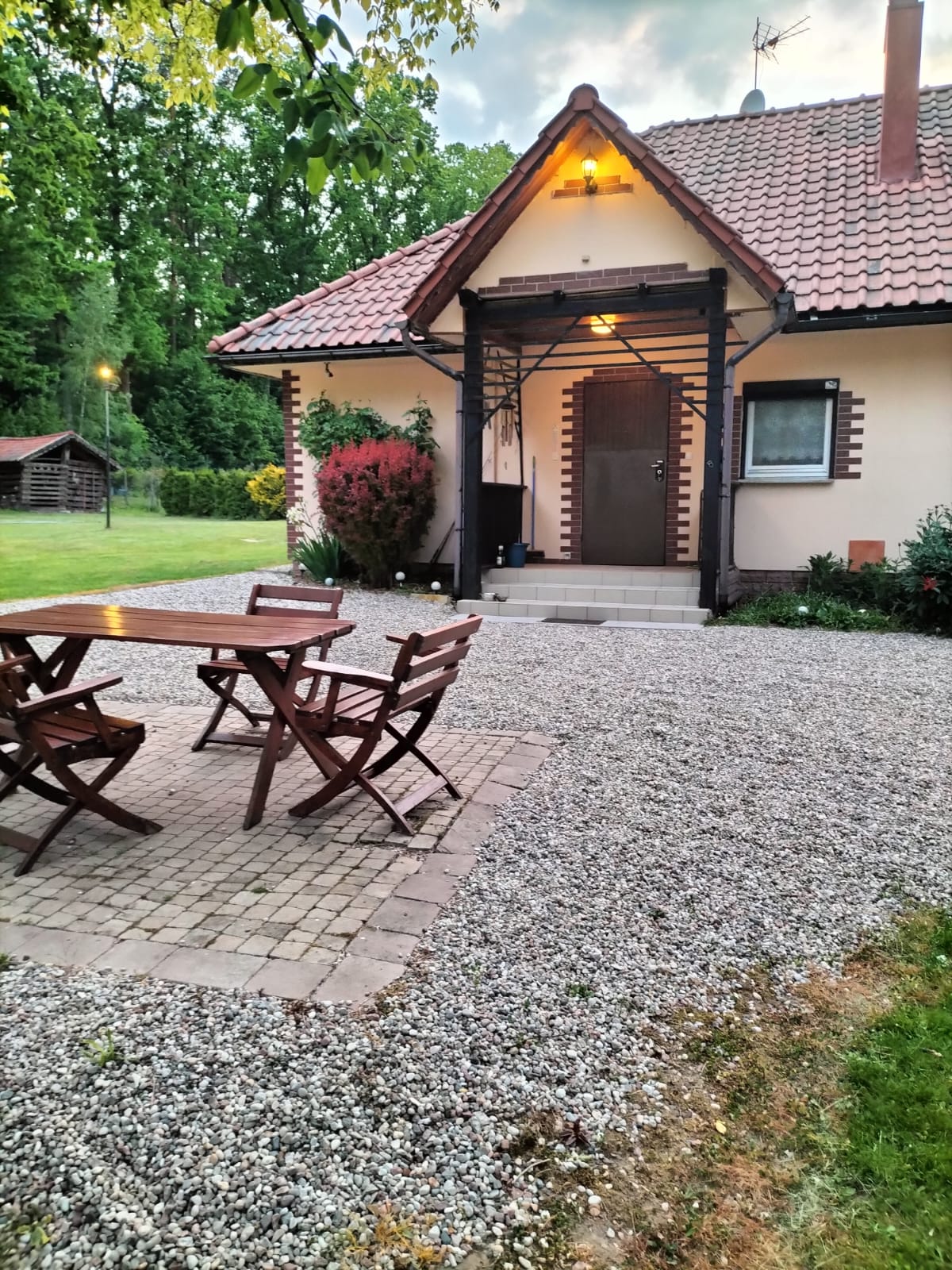 Taras przy wejściu wieczorem